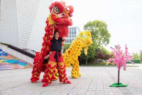 广盛配资 连续13年传艺47个国家316名洋学生，“洋教头”大学校园演绎舞狮传奇