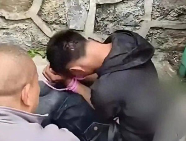 恒正网 一男子拐带小女孩被居民抓获？当地回应，警方已介入调查