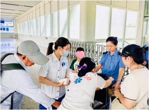 鑫创国际 女乘客突发心梗 高铁紧急临停靠站，及时救治患者脱险