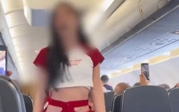 牛顺网 一航空公司要求空姐飞机上跳热辣女团舞